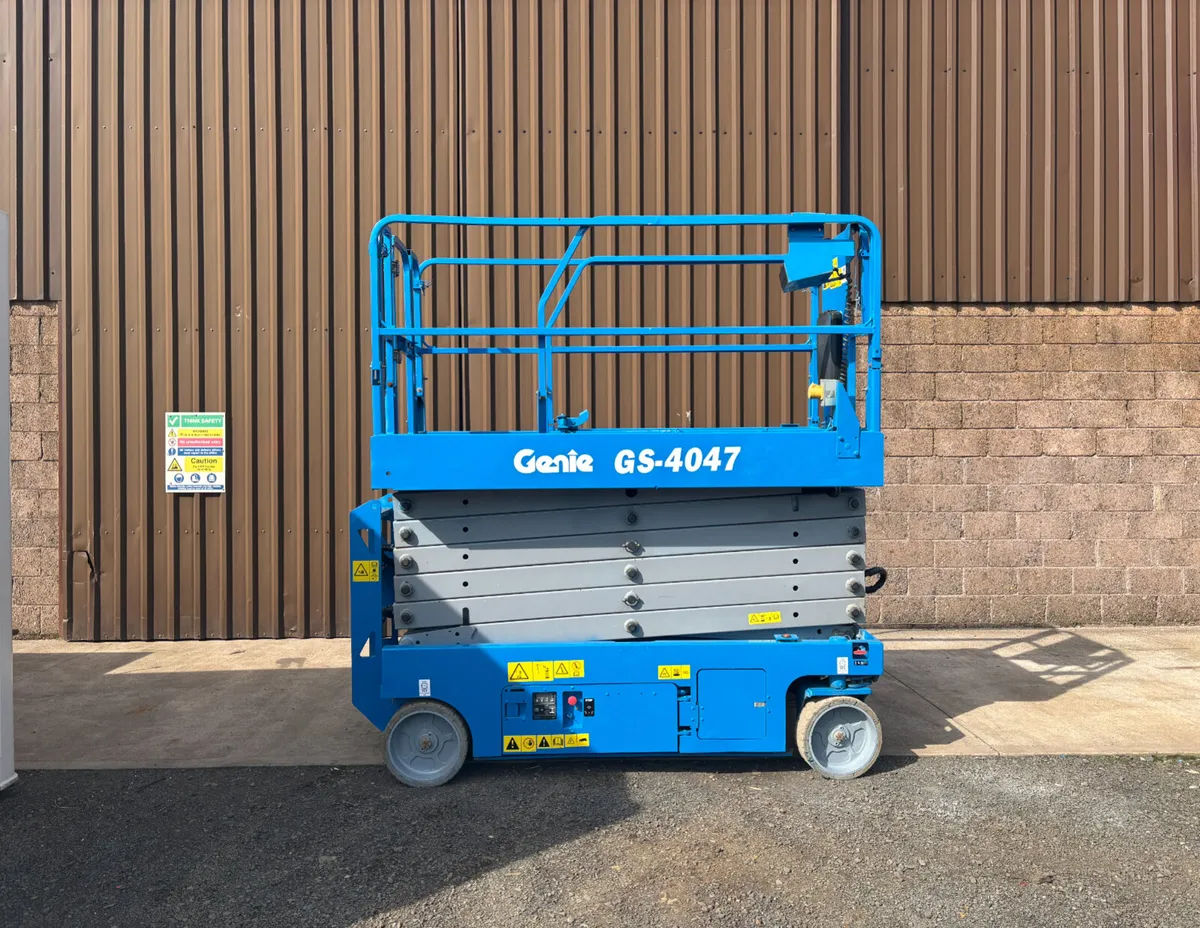 2016 Genie GS-4047 Scissor Lift - Image 1