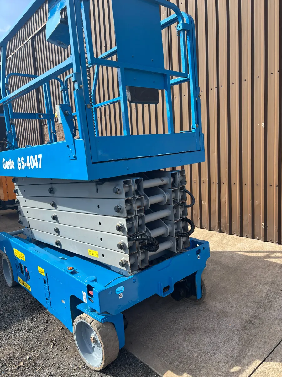2016 Genie GS-4047 Scissor Lift - Image 2