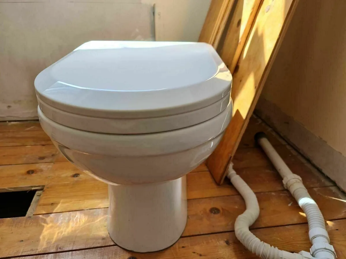 Toilet & concealed cistern - Image 2