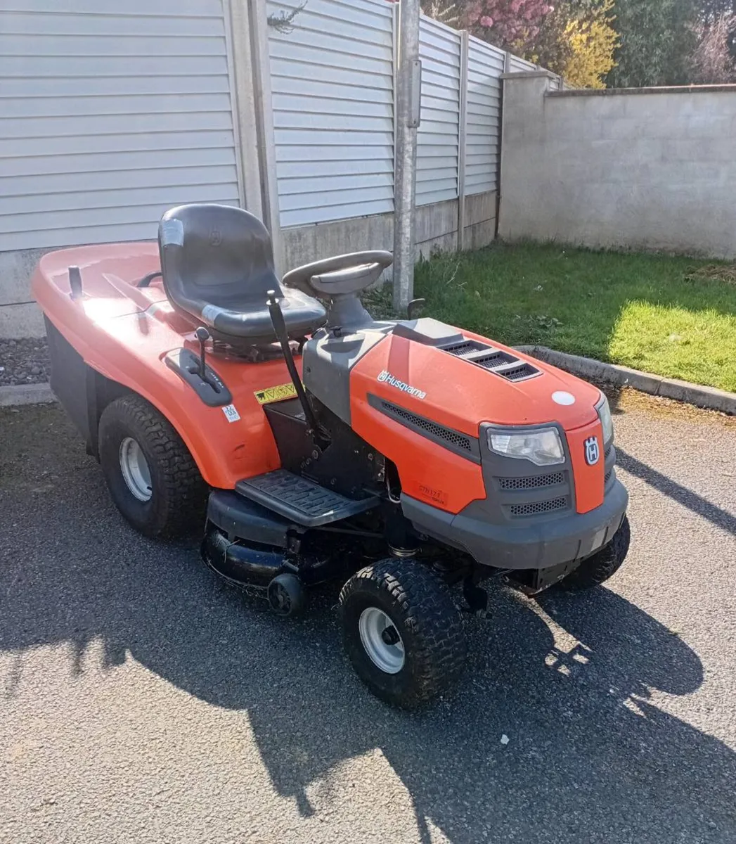 Ride on lawnmower - Image 1