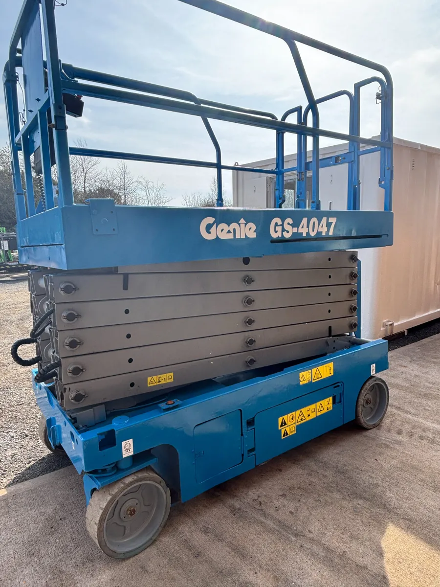 2016 Genie GS-4047 Scissor Lift - Image 3