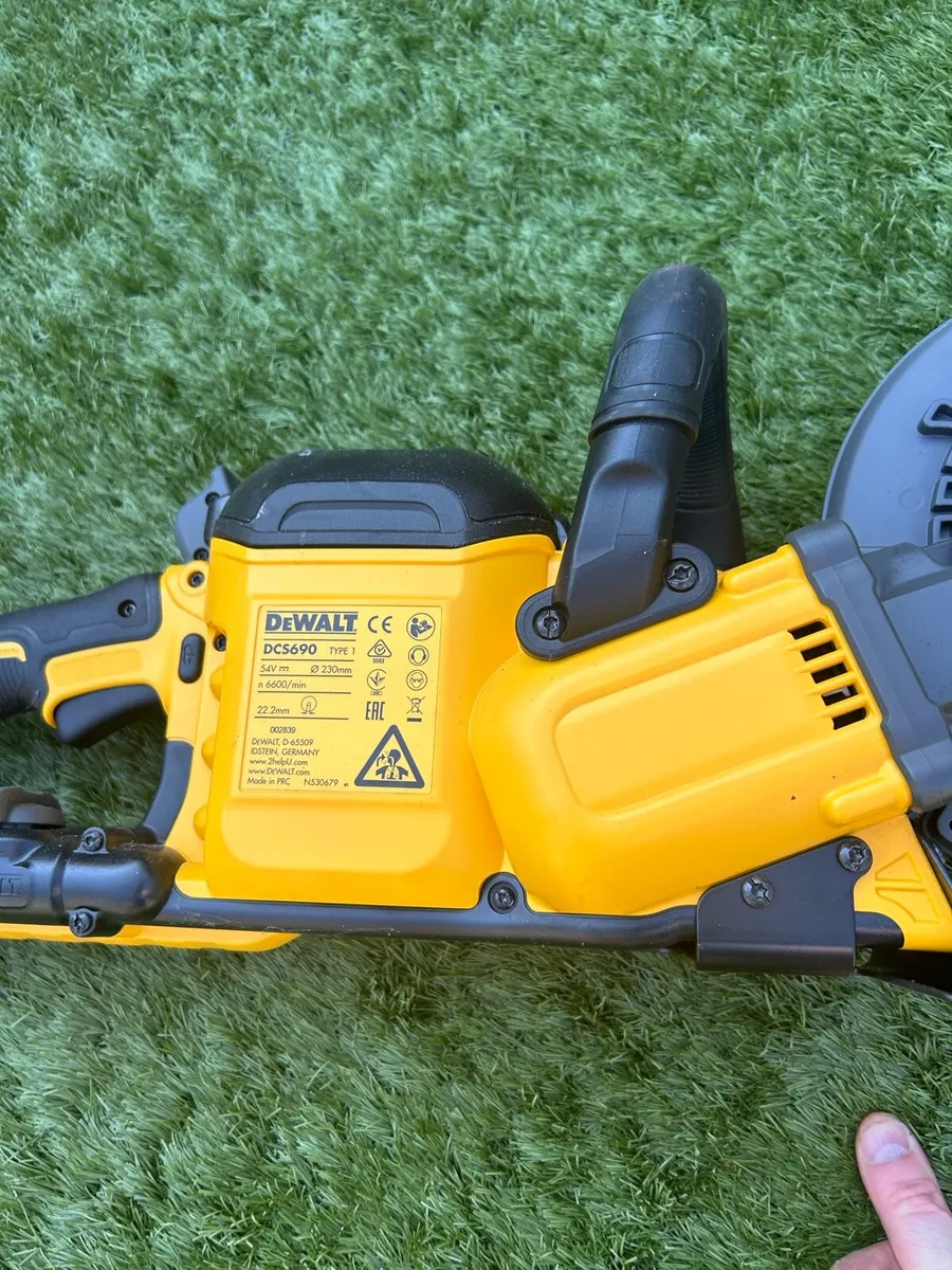 Dewalt Battery Operated Consaw - Image 2