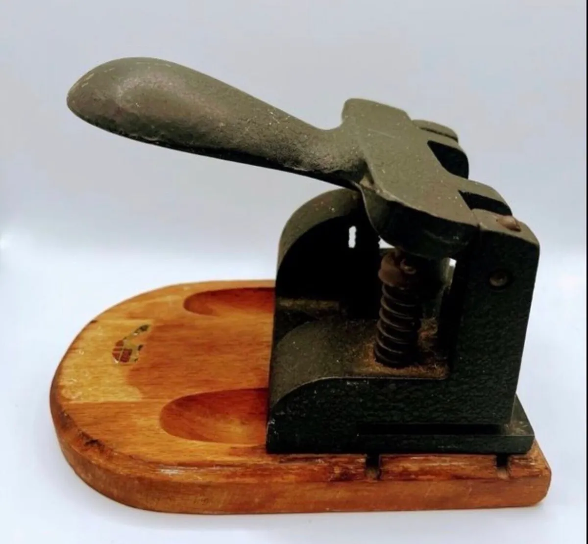 Late 19th century cast iron hole punch - Image 3