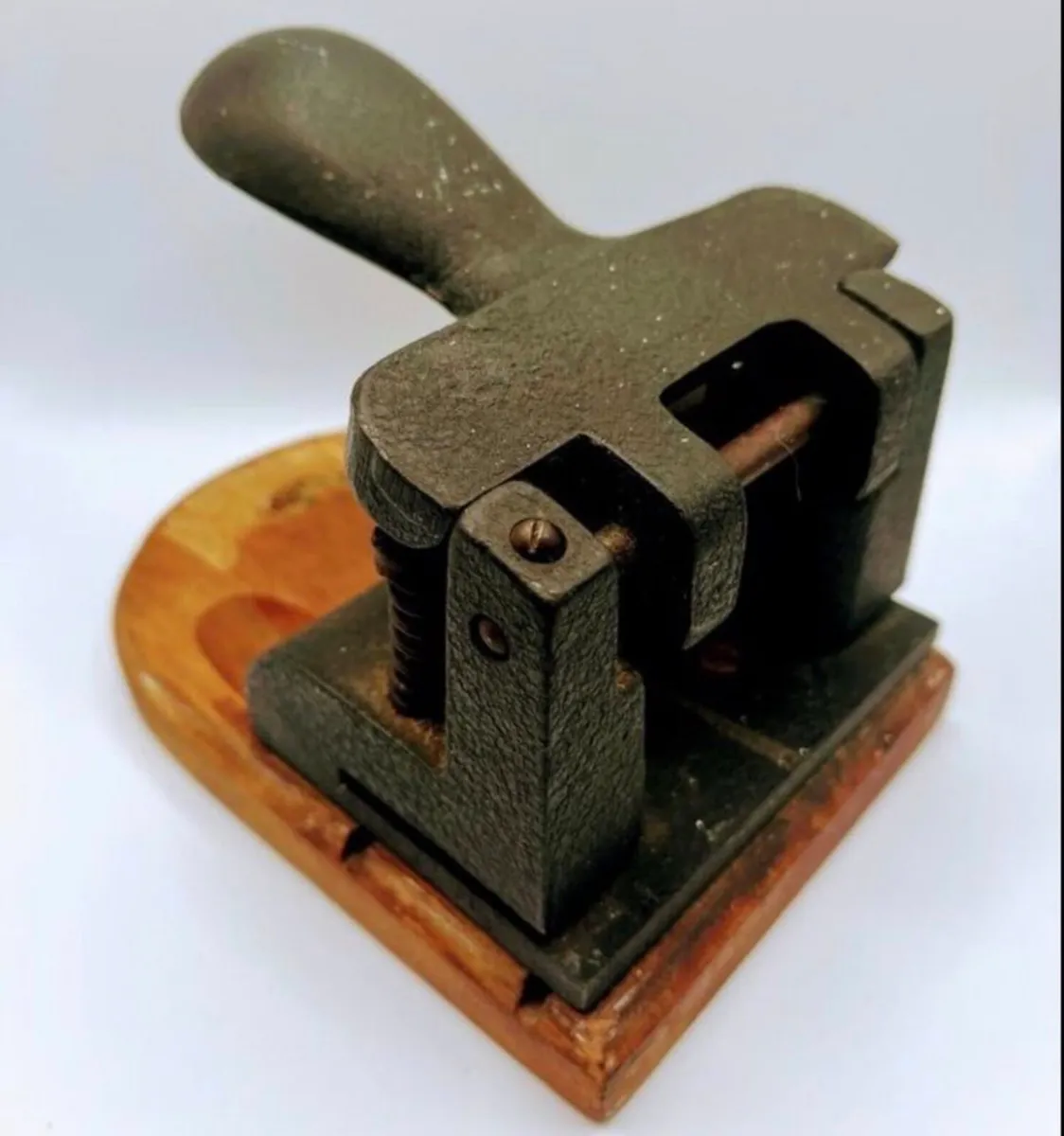 Late 19th century cast iron hole punch - Image 1
