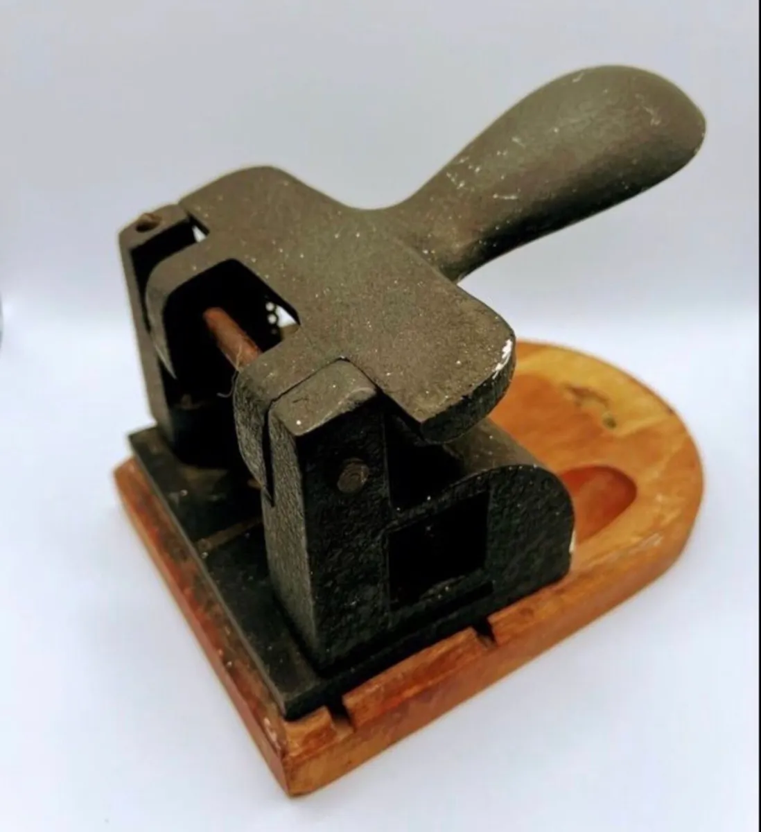 Late 19th century cast iron hole punch - Image 2
