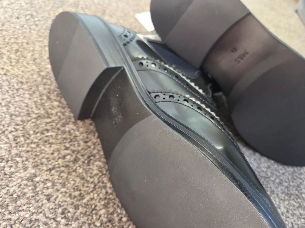 Black brogue style chelsea boots size 6.5 - Image 3