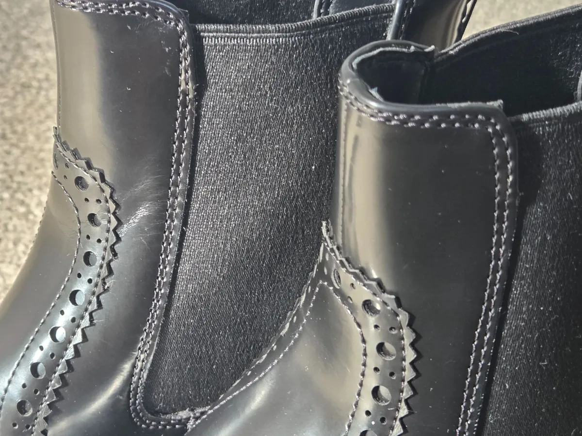 Black brogue style chelsea boots size 6.5 - Image 2
