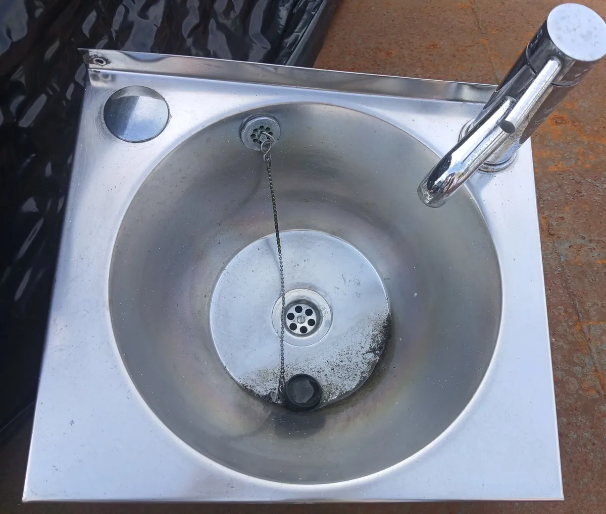 Bathroom sinks - Image 1