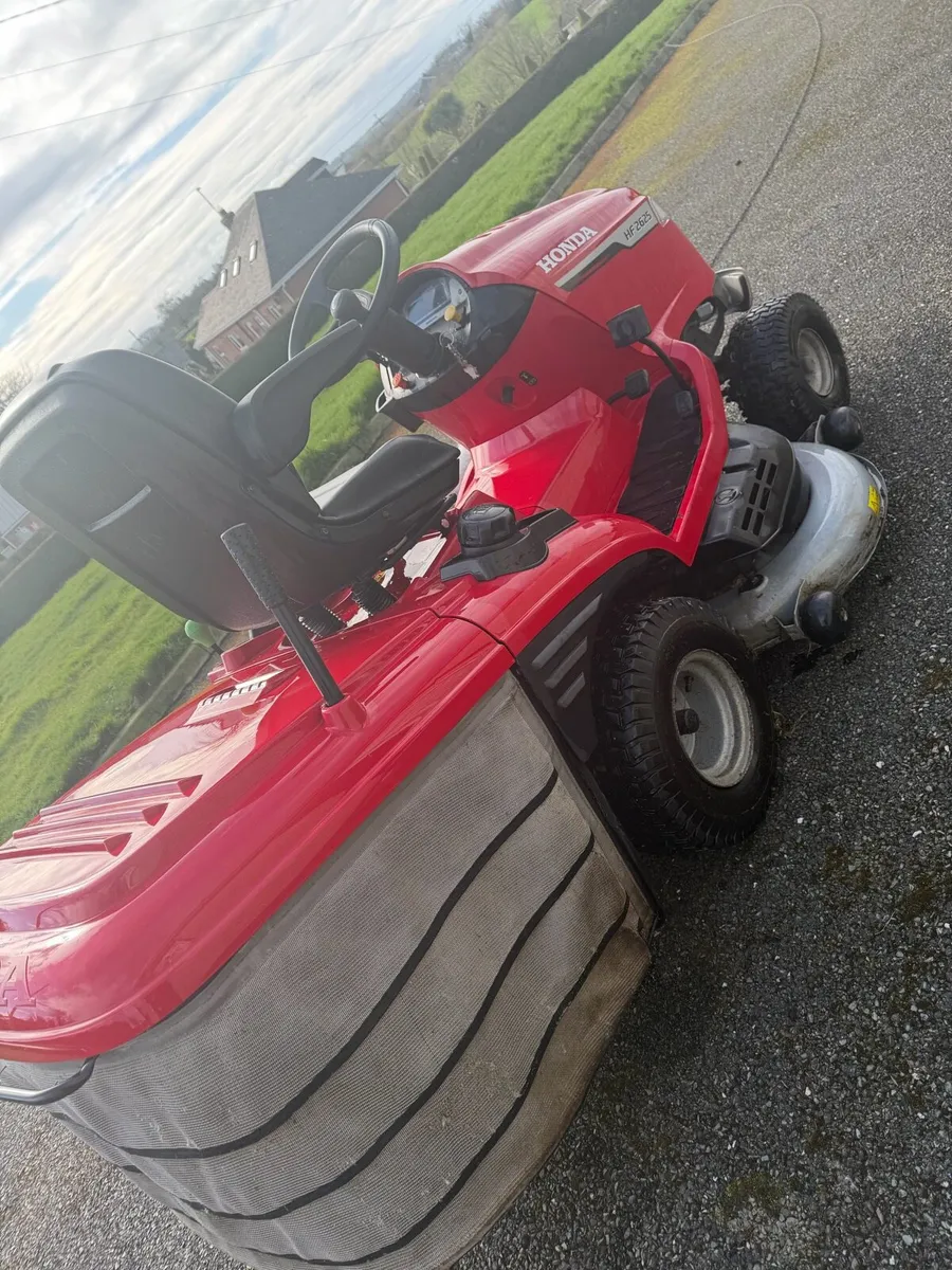 Honda HF2625 Ride On Tractor Lawn Mower - Image 4