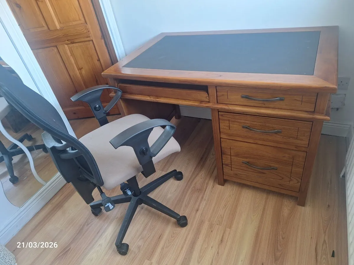 Office desk and chair - Image 2