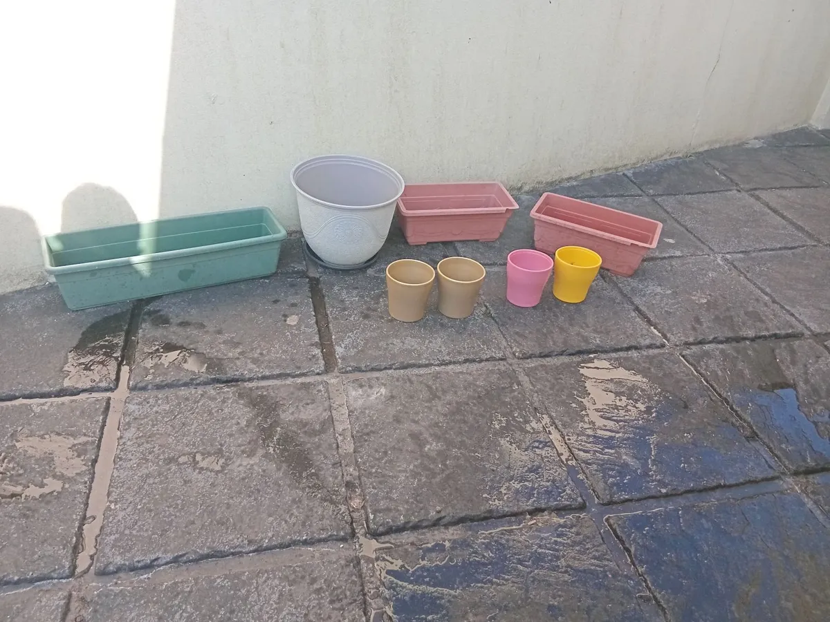 8 FLOWER POTS