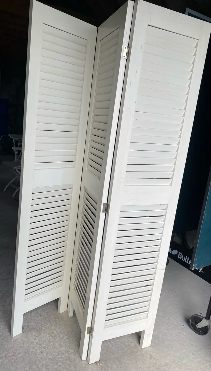 Tri fold wooden screen