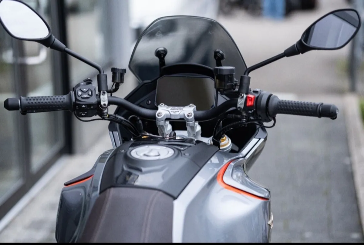 Moto Guzzi V100 Mandello S - Image 3