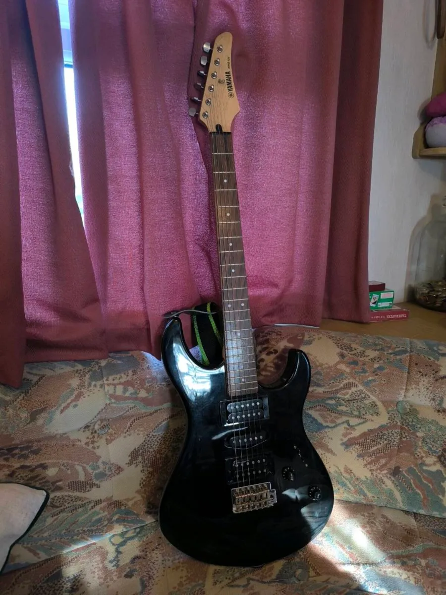 Electric Guitar - Yamaha ERG 121 - Image 1