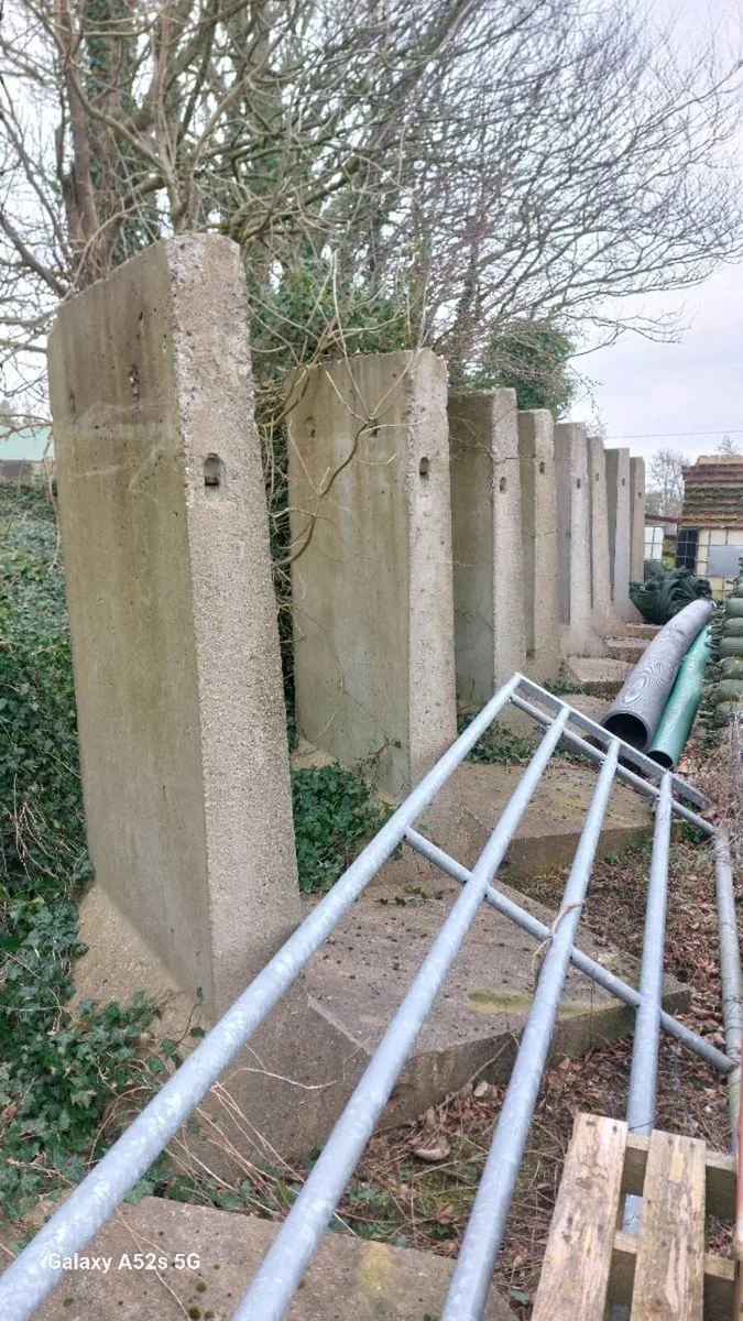 Concrete L barriers