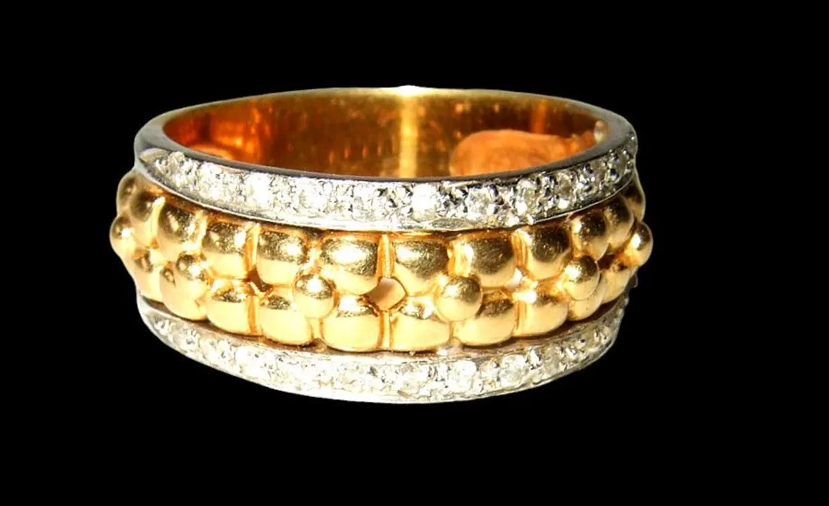 Vintage 18ct Gold/Diamond Unisex Wedding Band - Image 2