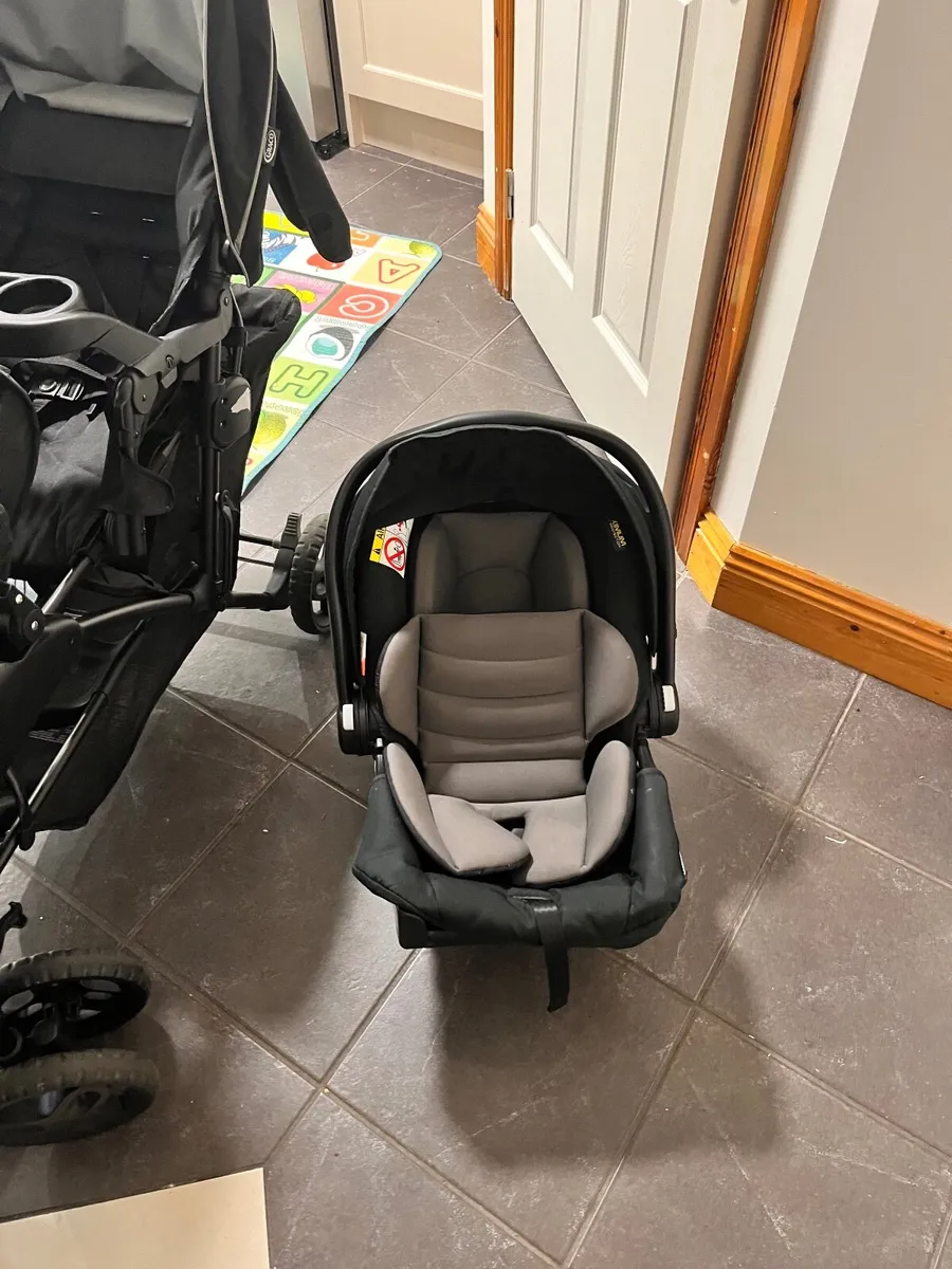 Car seat with rain cover and baby car mirror - Image 3