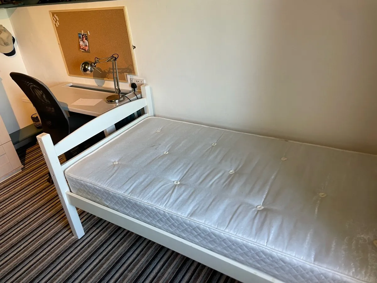 Single bed - Image 1