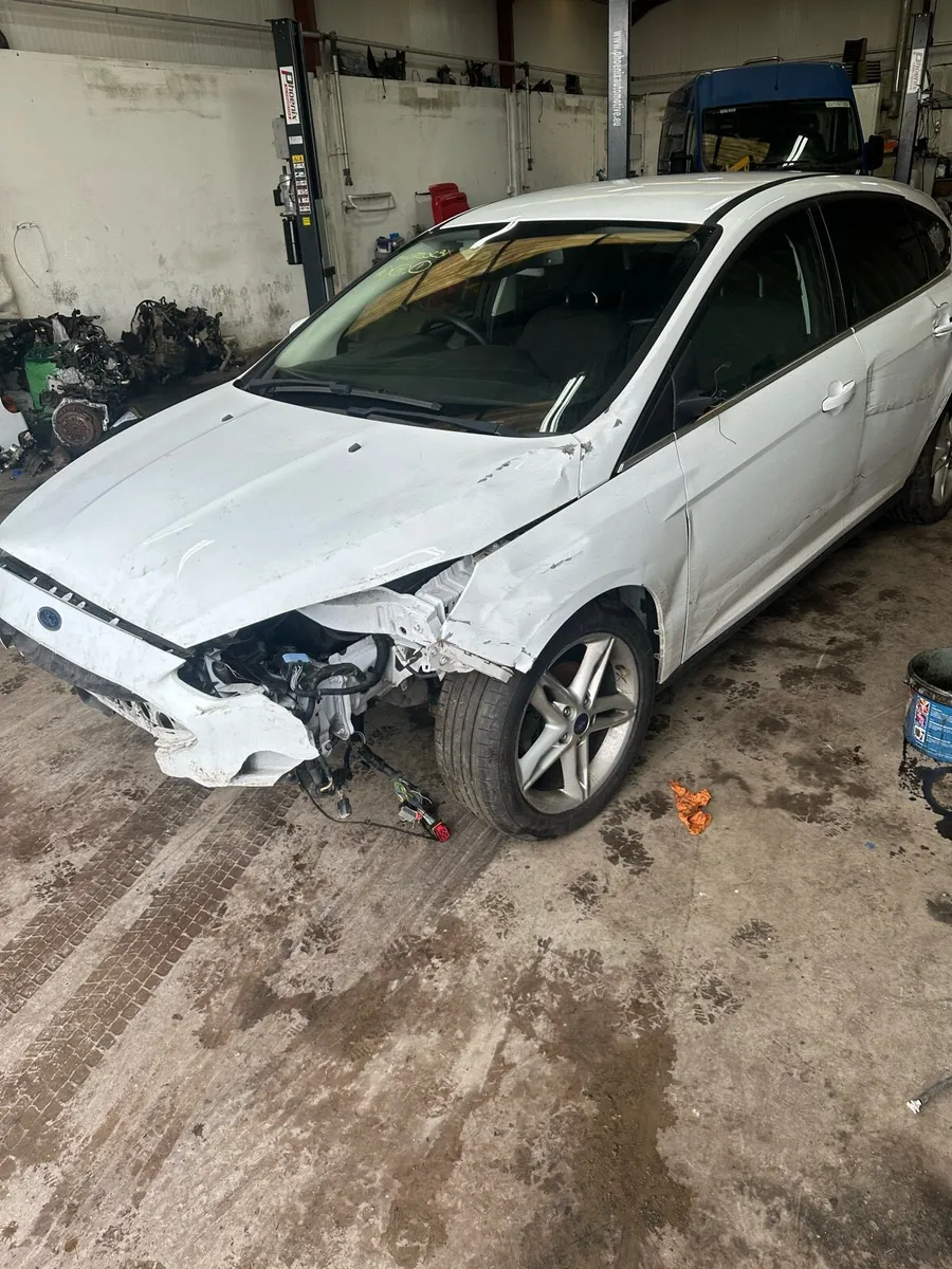 2015 Ford focus 1.6 tdi for breaking only - Image 2