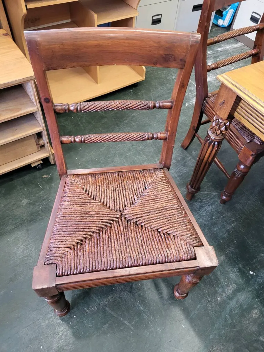 Good Dining table and six chairs - Image 4