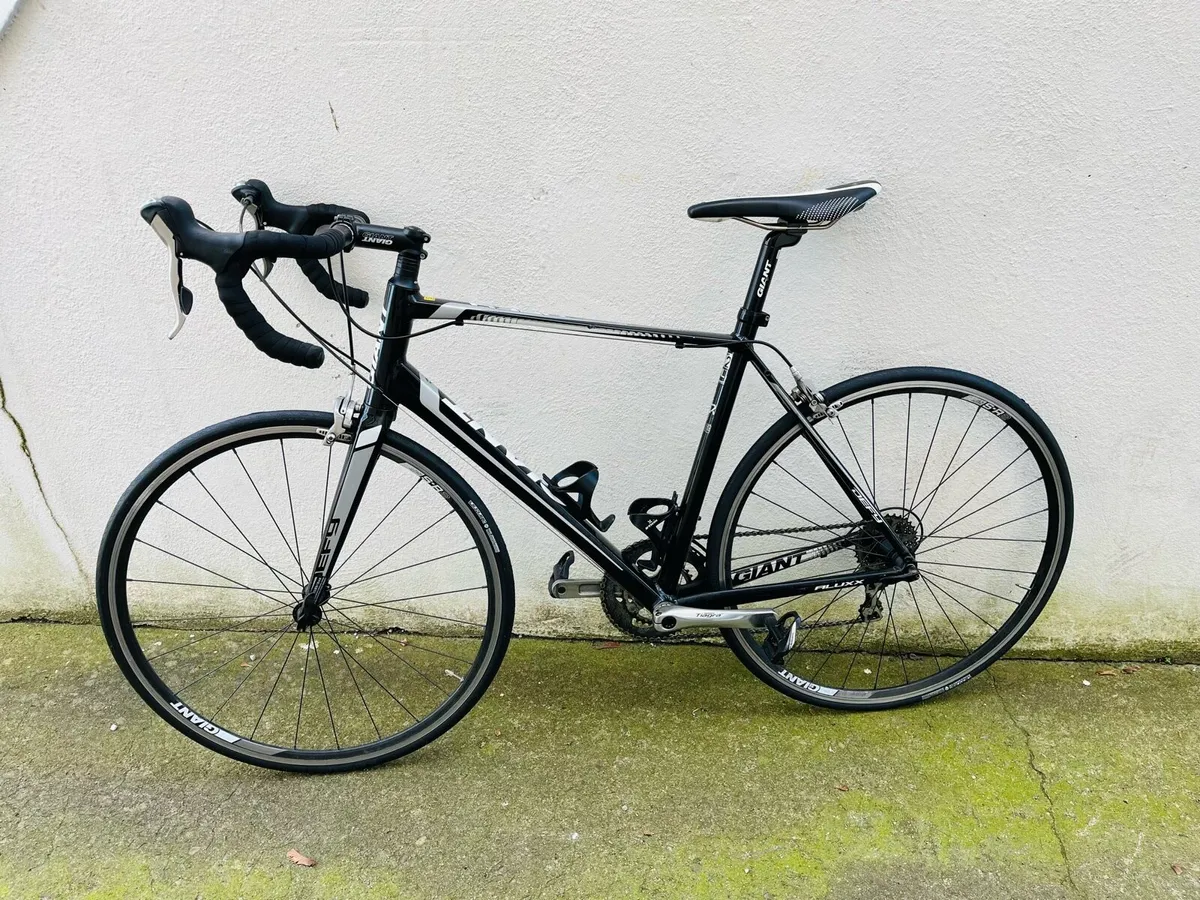 Giant Defy 2 road bike - Image 2