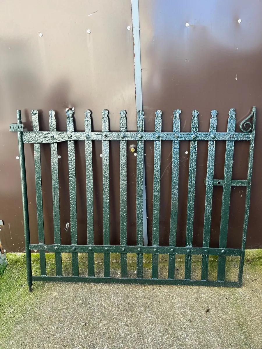 Cast iron gate - Image 1