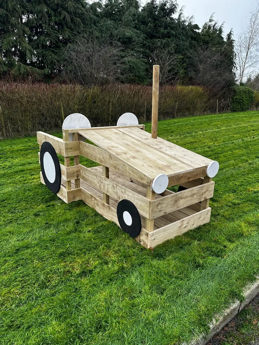 Tractor Themed playhouse - Image 1