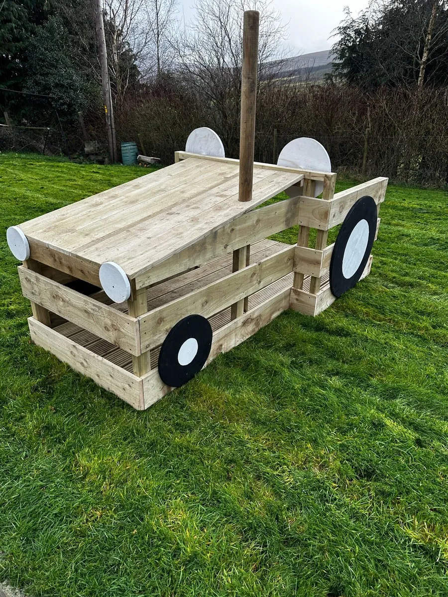 Tractor Themed playhouse - Image 2