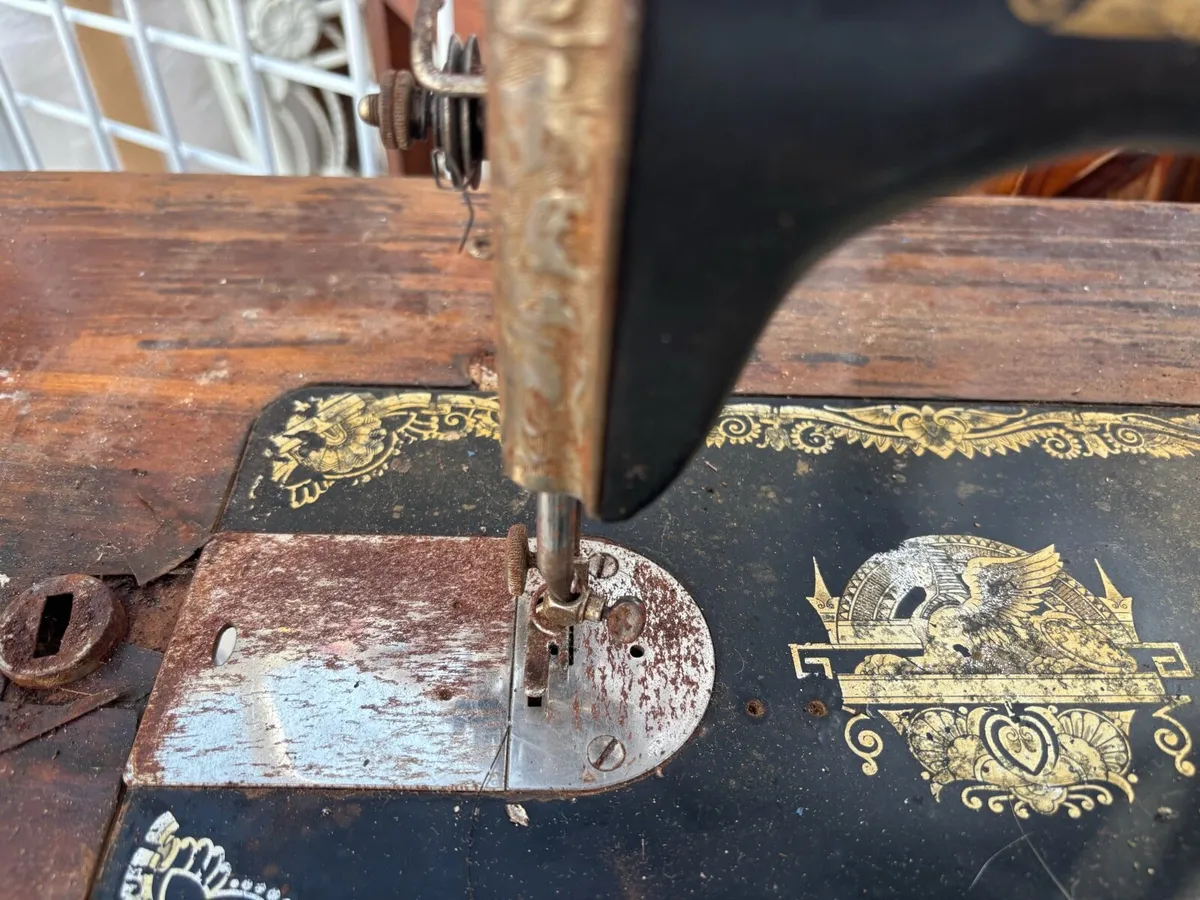 Singer sewing machine - Image 4
