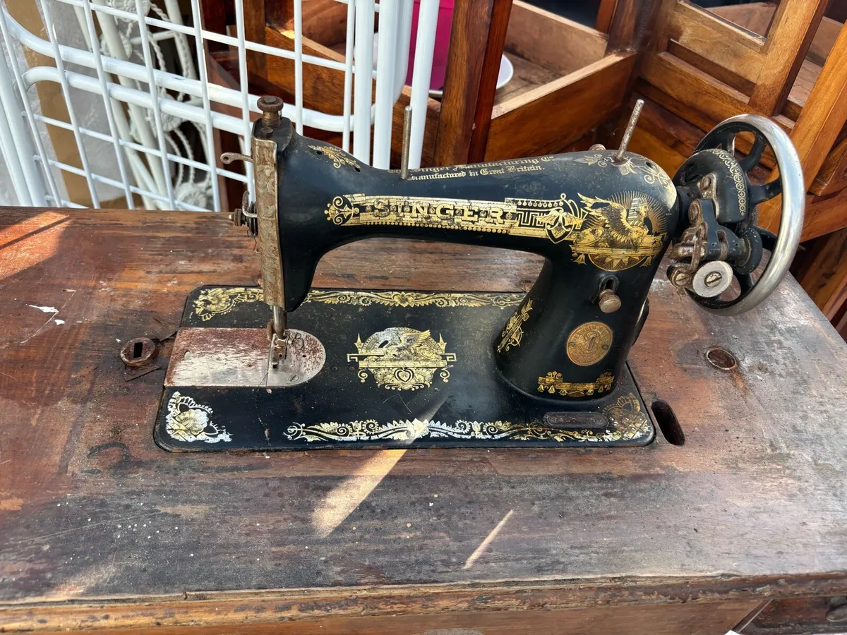 Singer sewing machine - Image 3