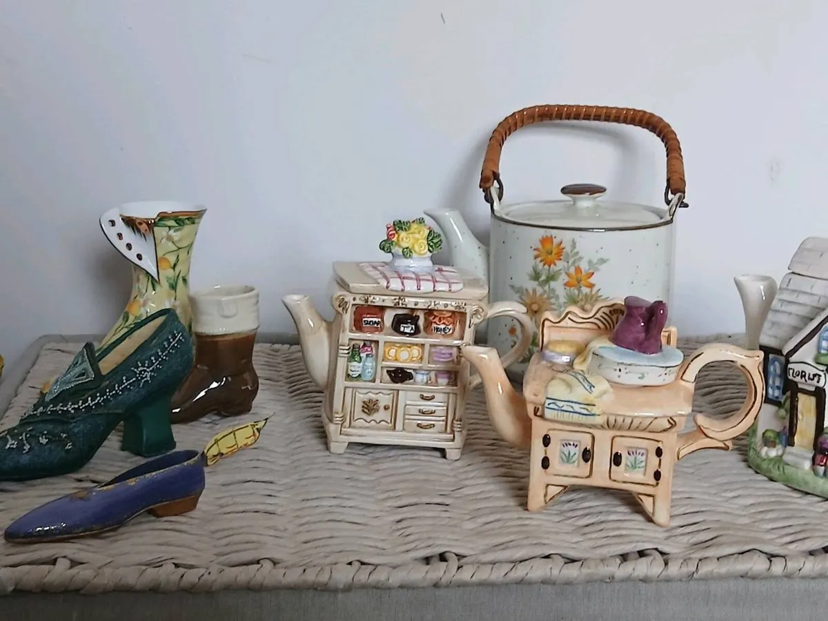 Job lot teapots and ornaments - Image 1