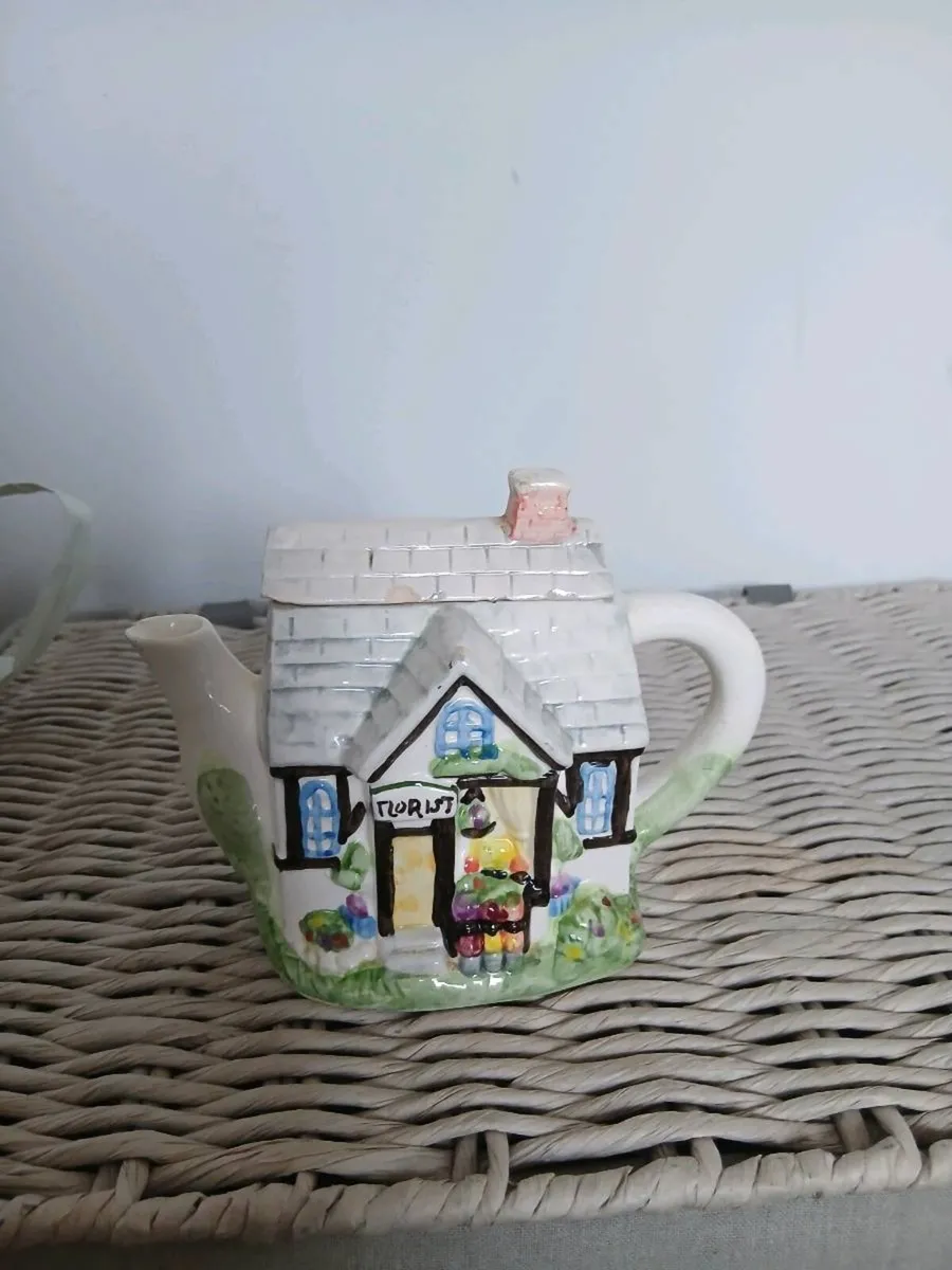 Job lot teapots and ornaments - Image 3