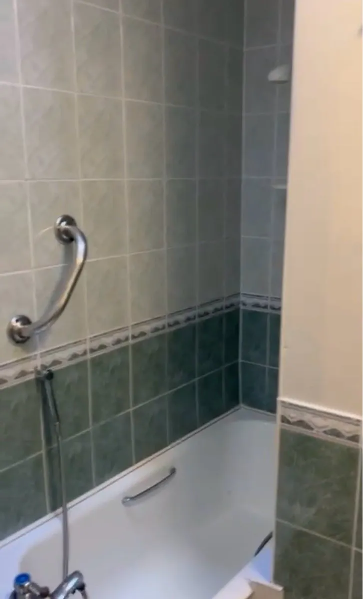 Free Bath and Shower - Image 3