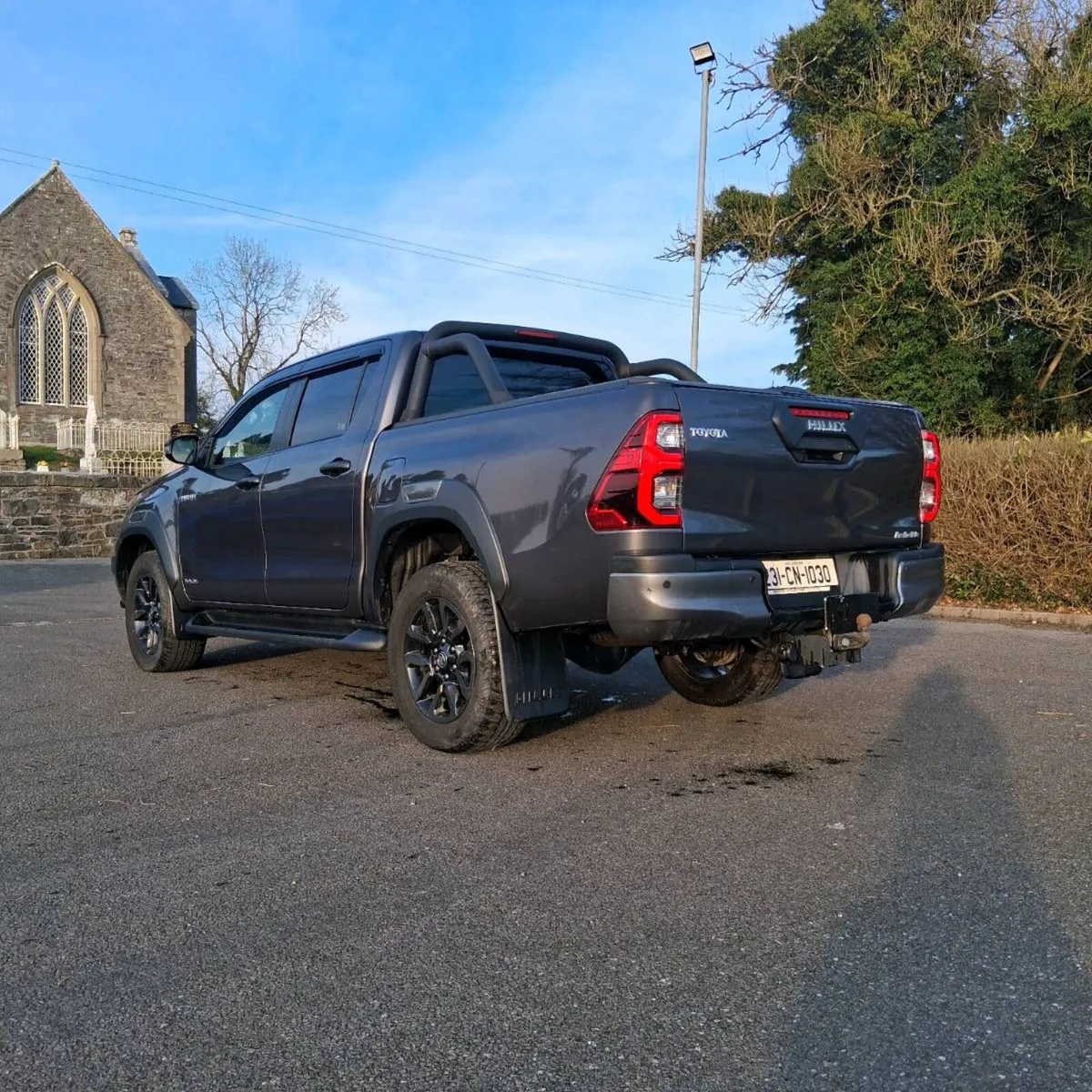 Toyota Hilux Invicible - Image 2
