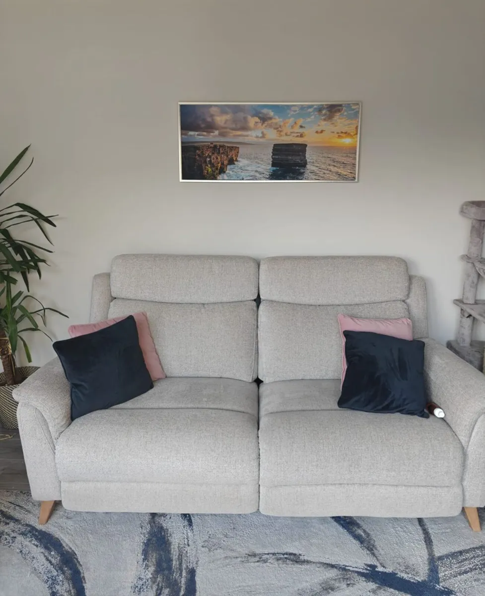 High Quality 2.5 Seater Electric Recliner Murphy H - Image 1