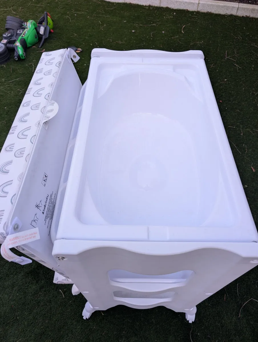 Baby changing table & bath - Image 1