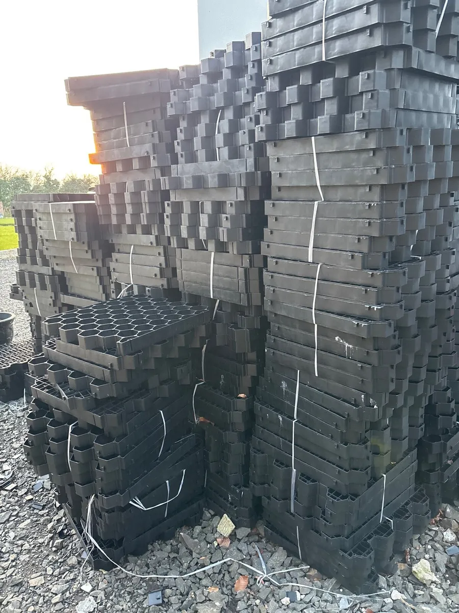 Grass grids - Image 1