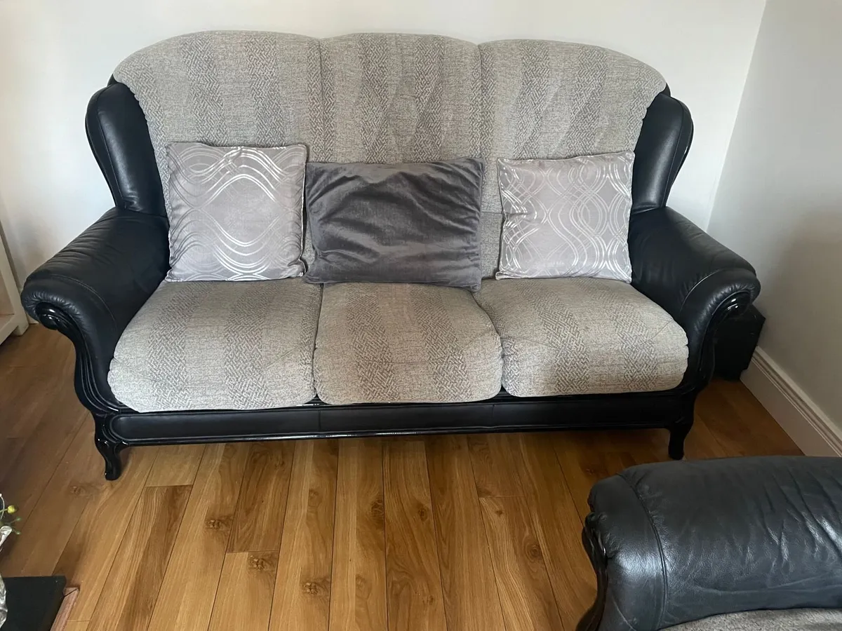 3 piece suite.1 3 seater with 2 one seater - Image 1