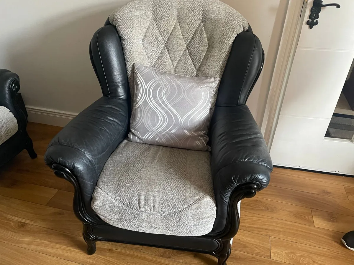 3 piece suite.1 3 seater with 2 one seater - Image 2