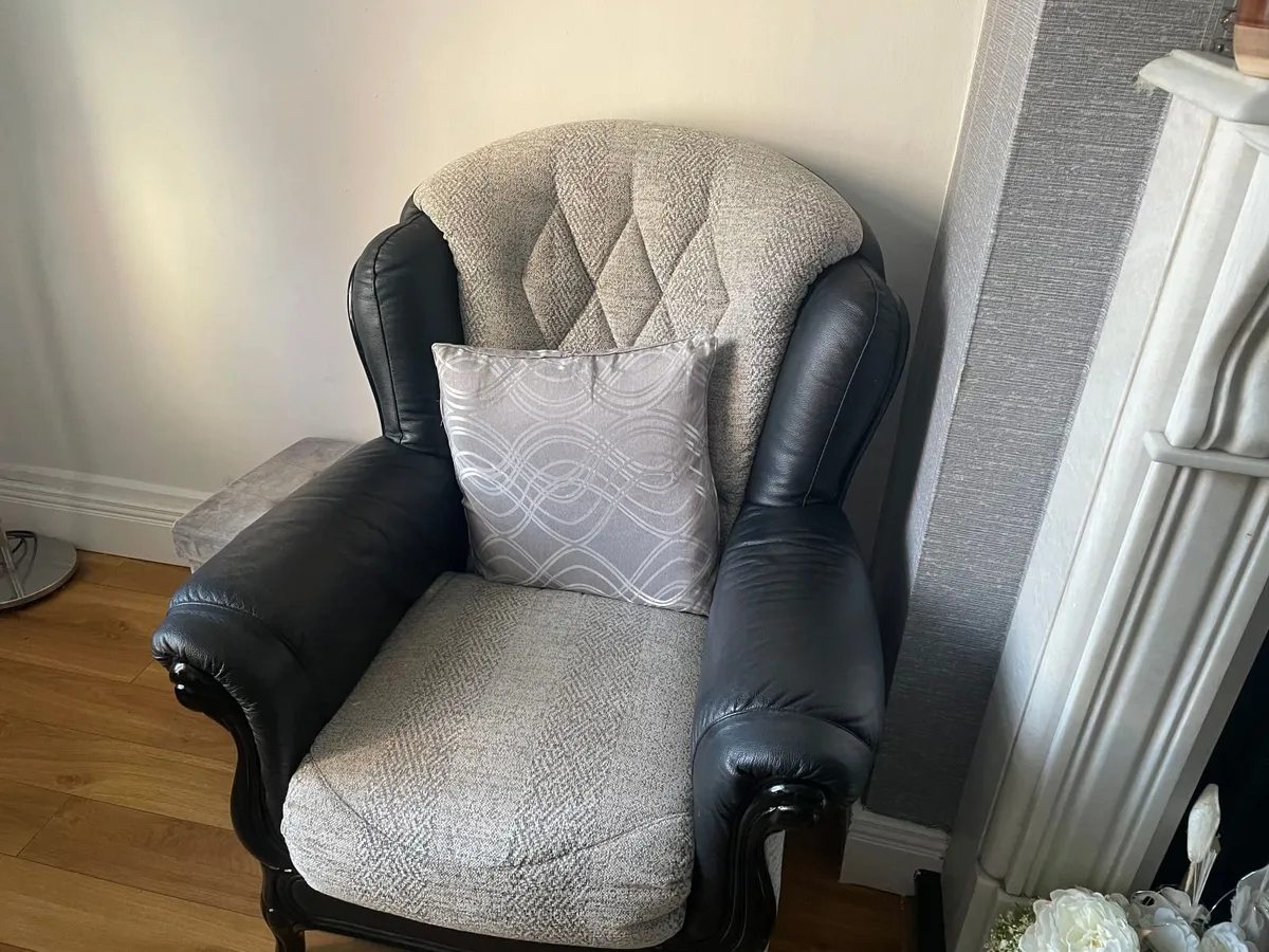 3 piece suite.1 3 seater with 2 one seater - Image 3