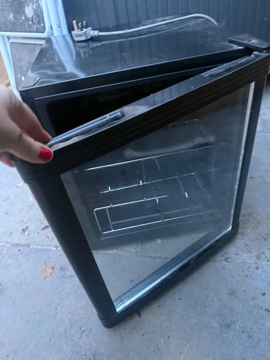 Wine fridge - Image 1