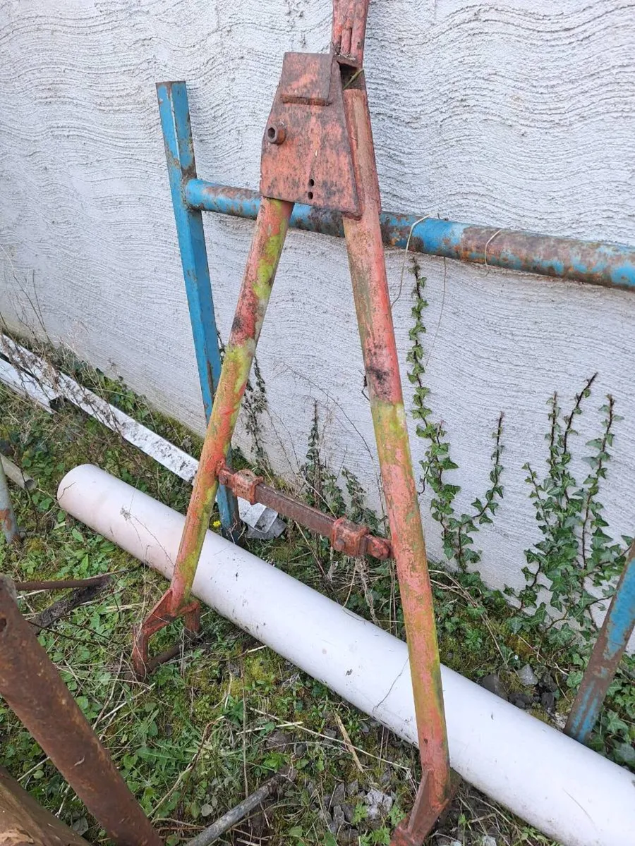 Ferguson 20 bonnet  / A frame / pare of massey 698 - Image 2