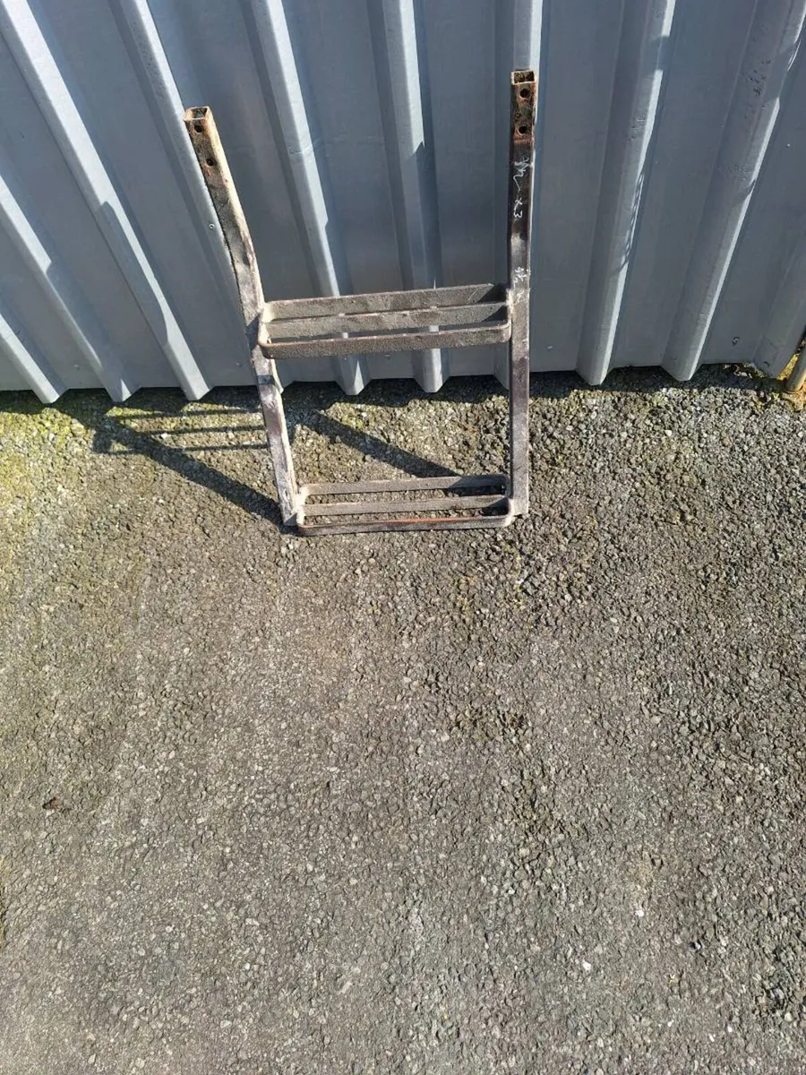 Ferguson 20 bonnet  / A frame / pare of massey 698 - Image 3