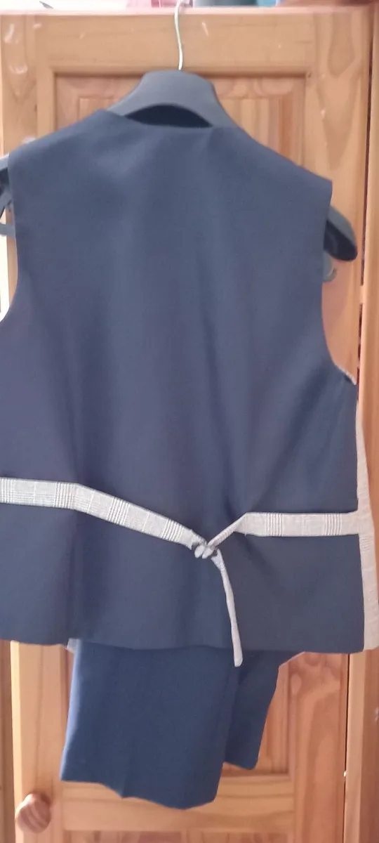 Boys Benetti 3 pce suit - Image 4