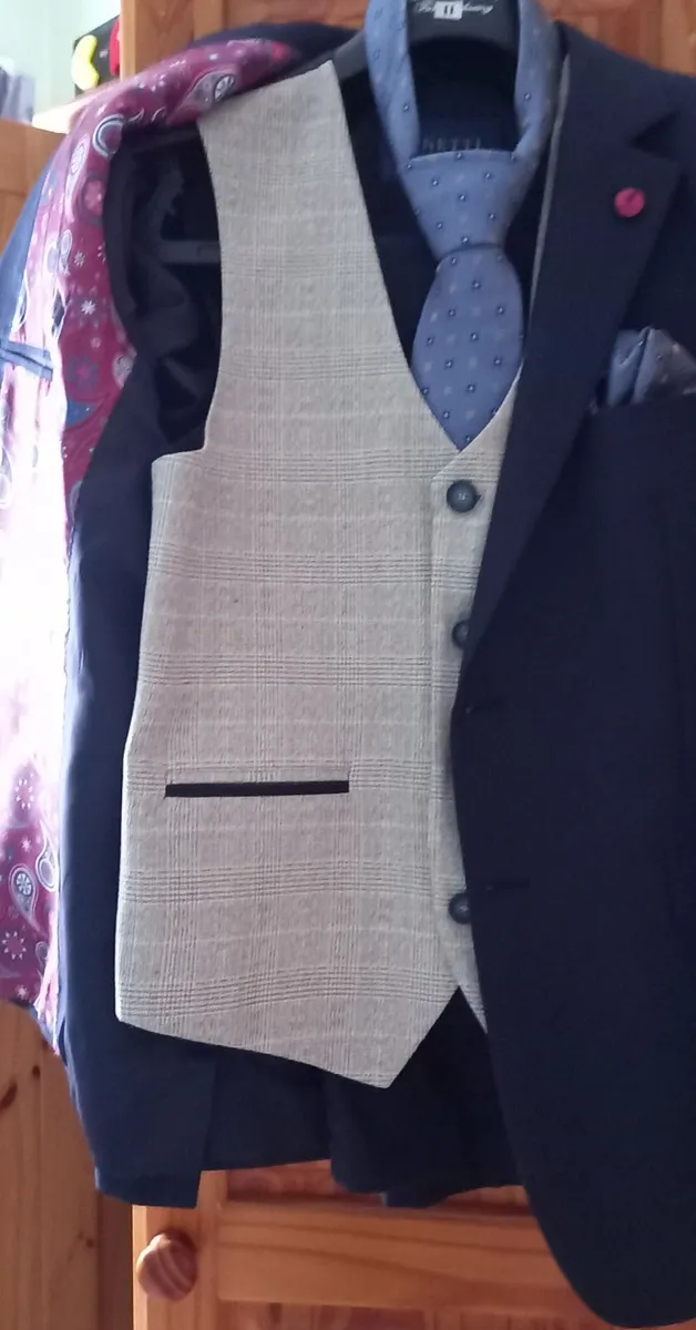 Boys Benetti 3 pce suit - Image 1