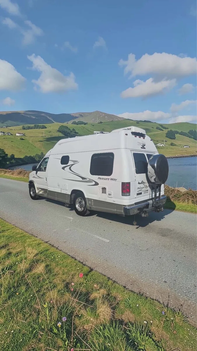 Ford pleasure way RV. MOTORHOME YEAR. 2008 - Image 3