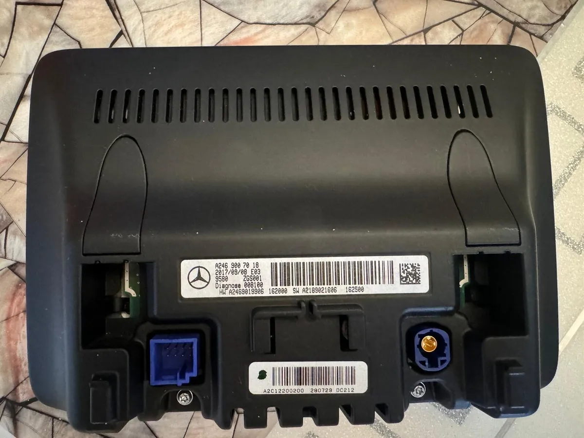 Mercedes multifunction display screen - Image 3