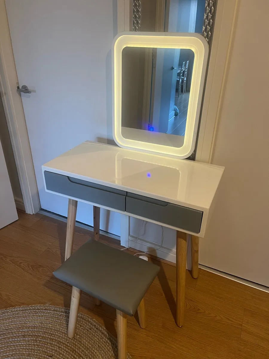 Dressing table with mirror - Image 1