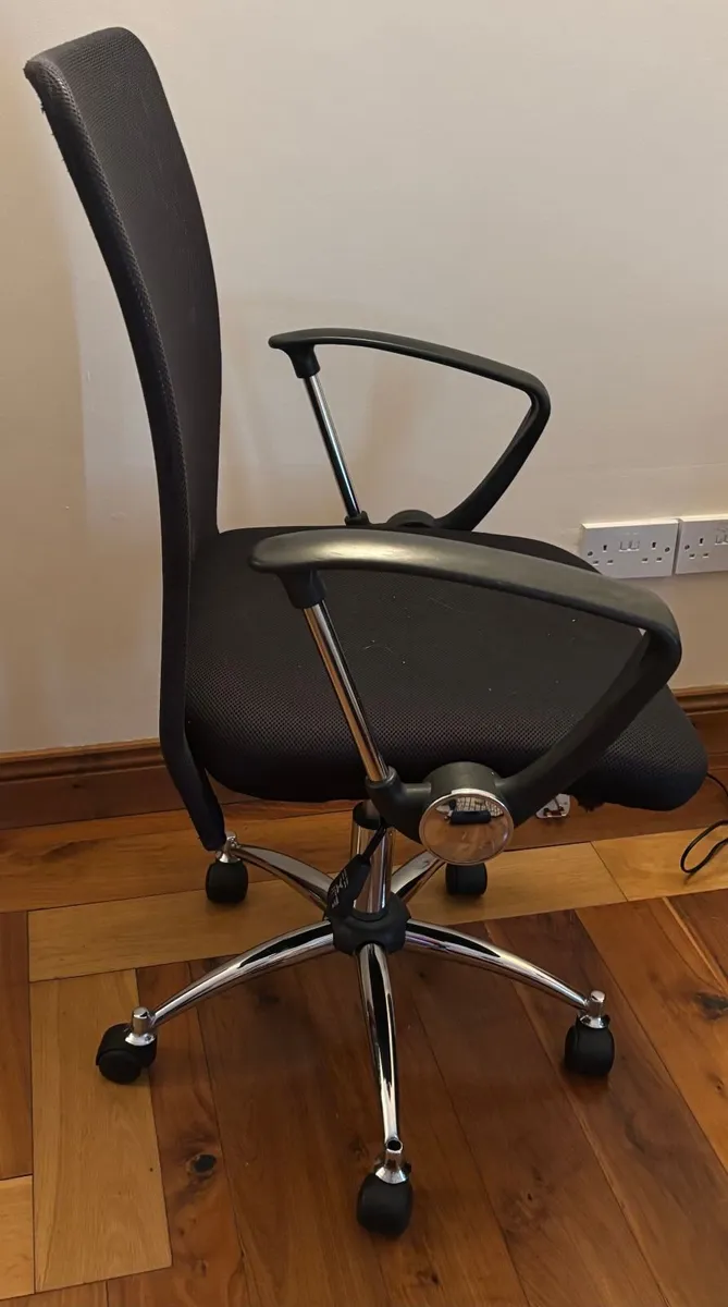 Adjustable Office Chair with Armrests Good Conditi - Image 2