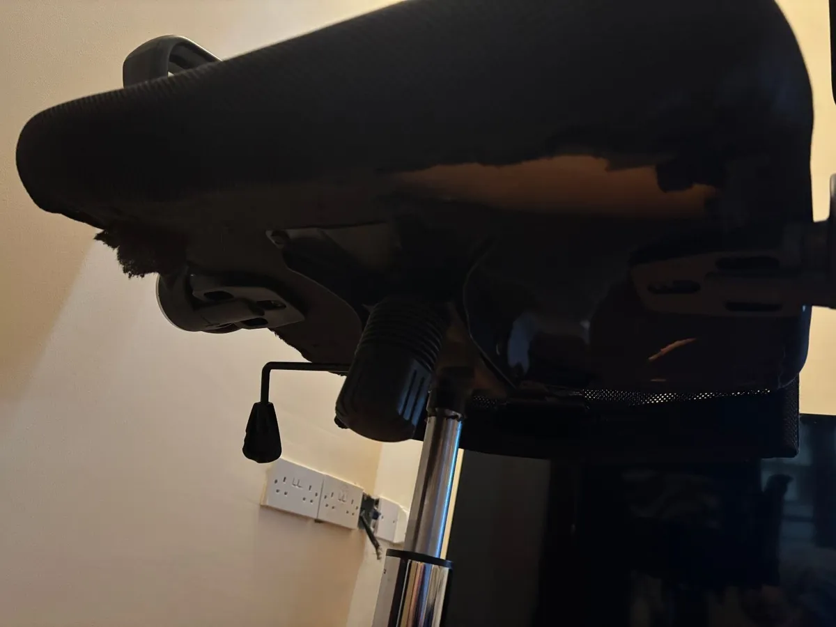 Adjustable Office Chair with Armrests Good Conditi - Image 3